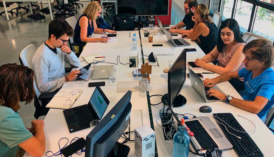Persones treballant a SuaraLab