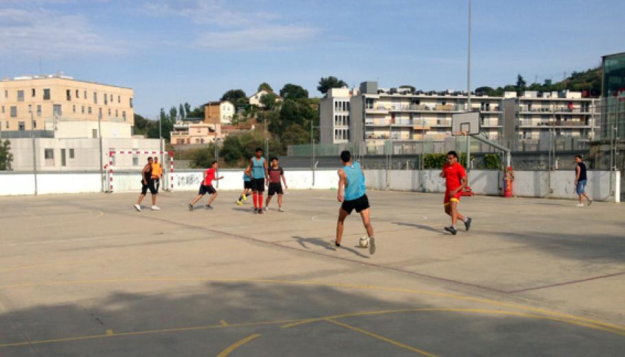 Equip de futbol del Casal d’Adolescents i Joves Llops del Taga de Càritas Diocesana de Barcelona jugant a futbol