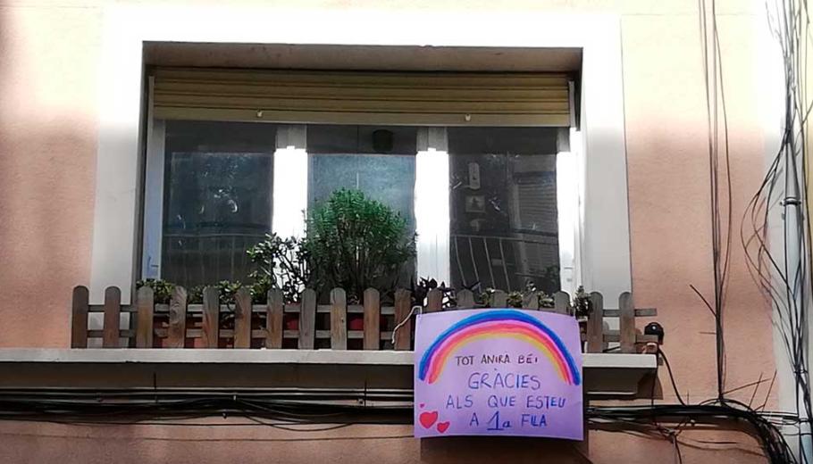 Ventana con una pancarta con un arco iris