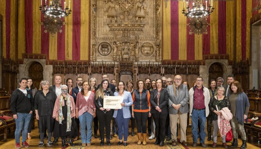 Foto de família amb premiats i finalistes als premis Ignasi Fina 2021