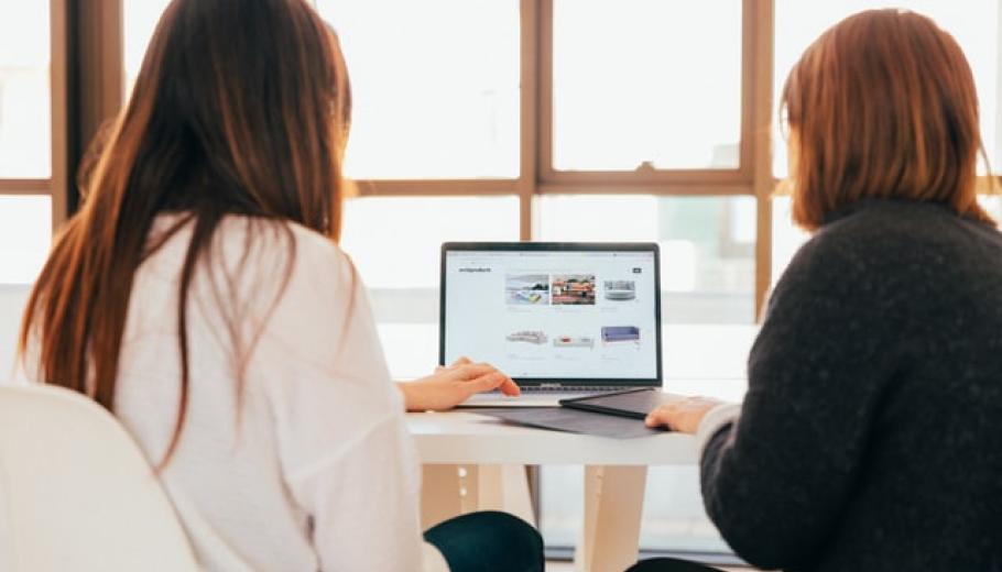 Suara aposta per la formació en competències digitals de les treballadores de serveis a la llar