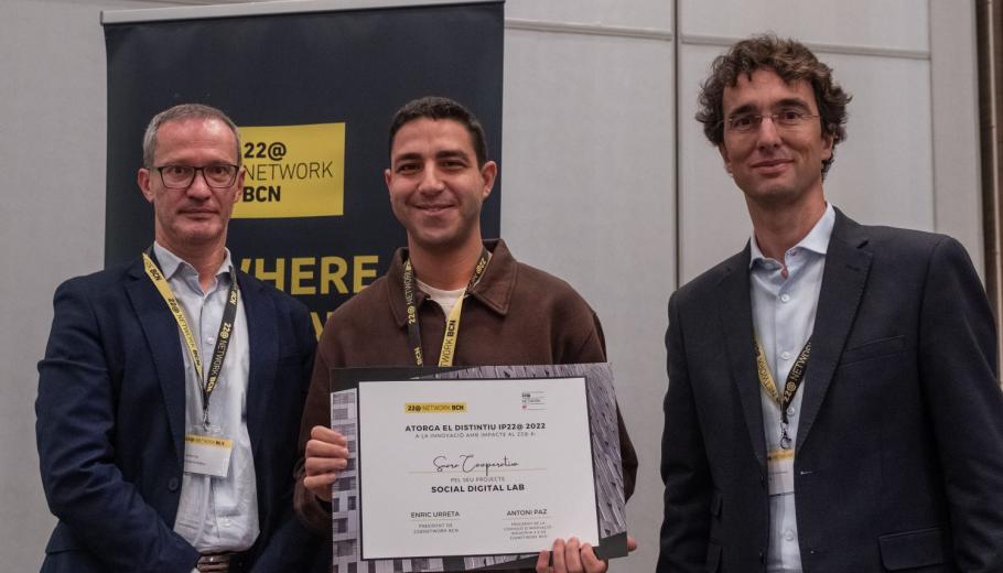 Mohamed El Amrani recull el distintiu en nom de Suara Cooperativa