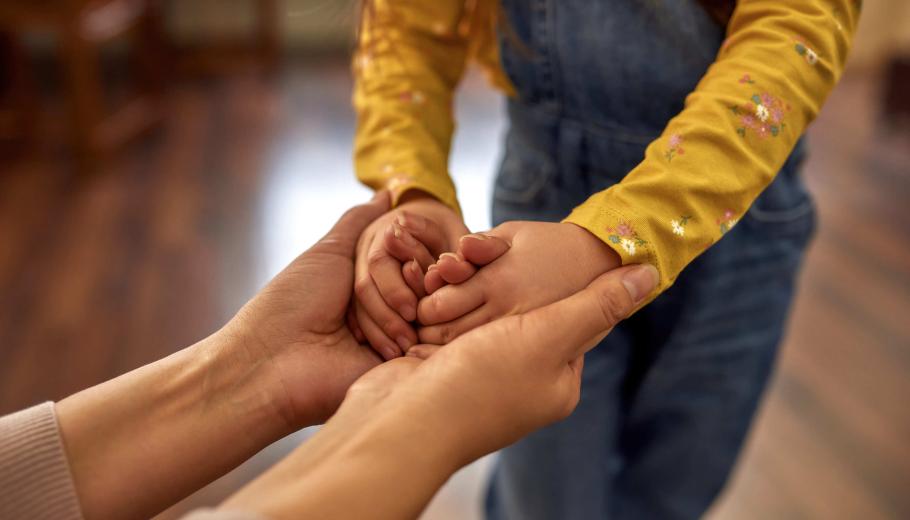 persona adulta agafant la mà a un infant