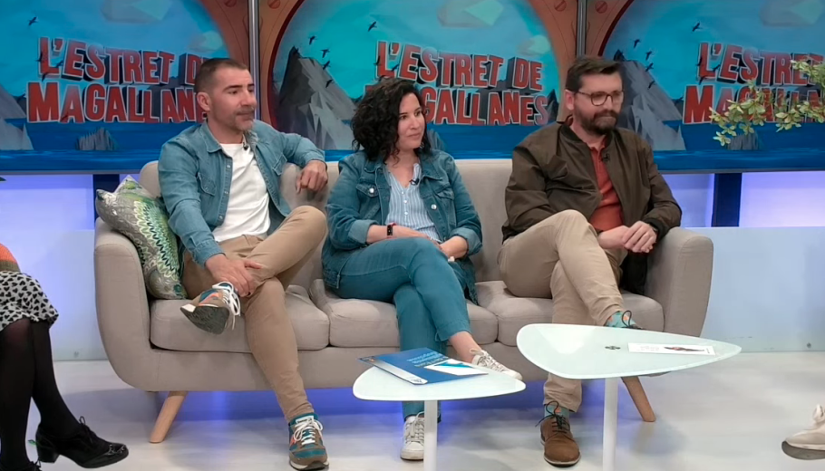 tres persones assegudes al voltant d'una taula fent una tertulia sobre acolliments