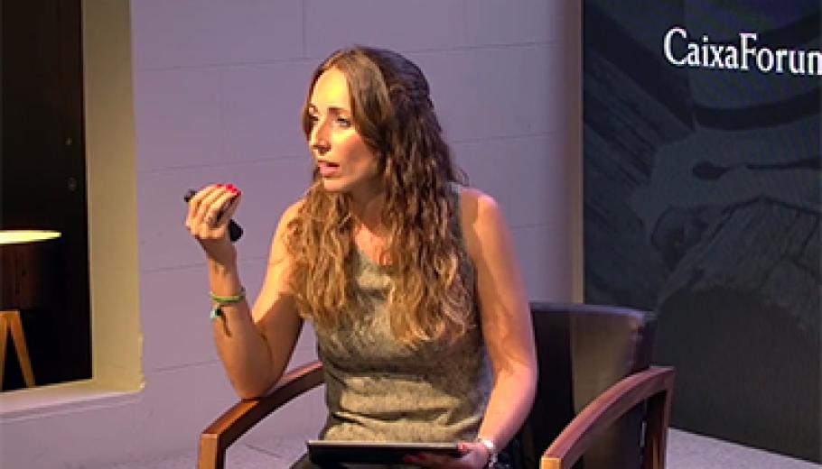 Natàlia Prades, realitzant la conferència sobre trauma primerenc