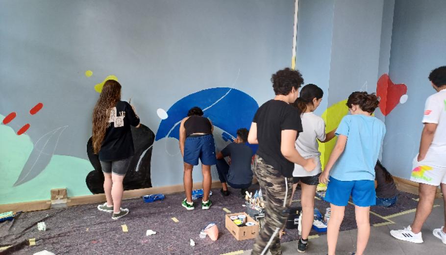 joves al taller de pintura