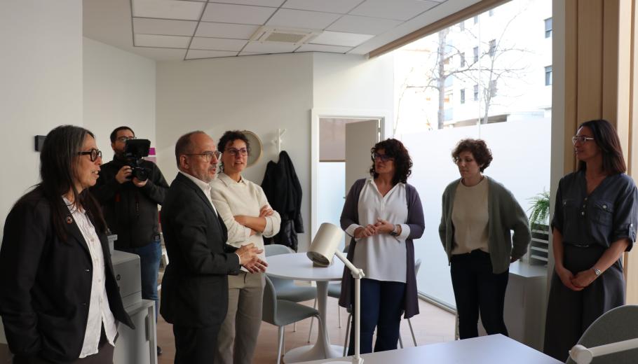 conseller Carles Campuzano i l'equip psicosocial a la Barnahus Girona