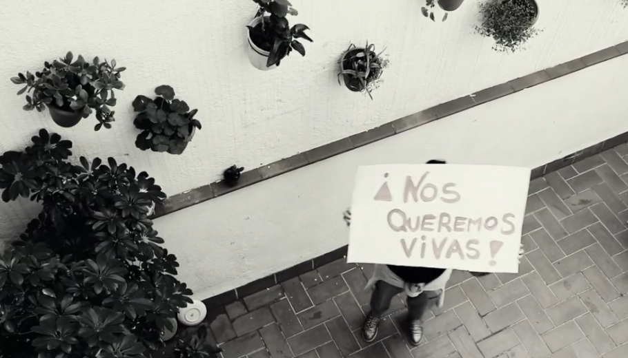 Un moment del vídeo on una de les dones aixeca un cartell amb el missatge ens volem vives