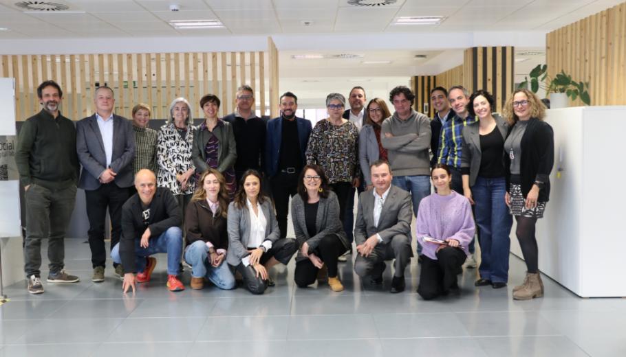 El consell assessor i diferents persones treballadores de Suara Cooperativa en  les oficines de Glòries