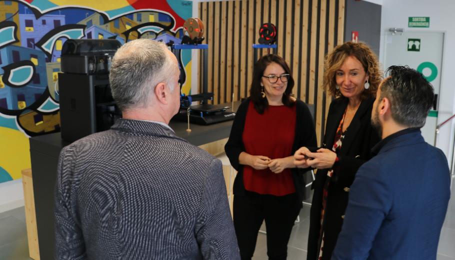 Leire durant la visita a Suara Cooperativa en la zona de les impressores 3D