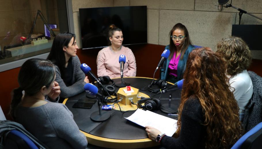 Moment de la gravació dels podscat a la ràdio Cope