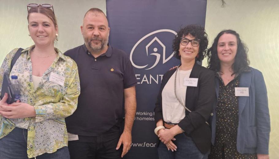 Grup de persones treballadores de Suara Cooperativa que va assistir a la reunió de FEANTSA a Atenes