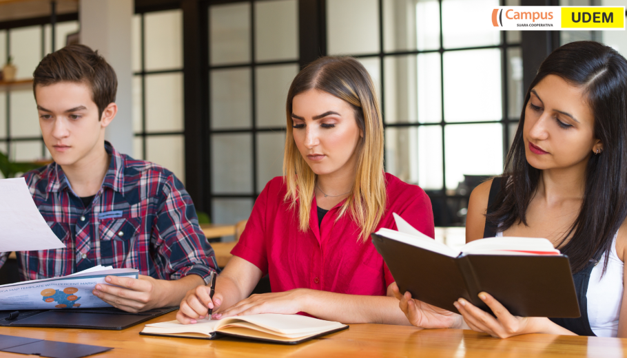 Uns alumnes estudien en una biblioteca (imatge de recurs)