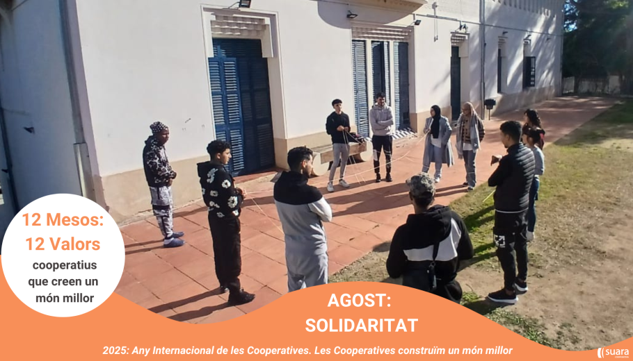Imatge de la campanya del valor cooperatiu solidaritat amb un grup de joves del Sostre 360º i de la institut La Bastida fent una dinàmica grupal