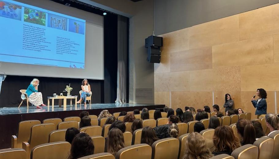 Inici jornada formativa escoles bressol 3 persones a l'escenari