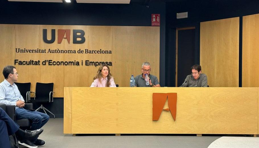 Jana Castells Guiu, directora tècnica de Talent de Suara, intervenint a la taula rodona del VI Workshop CREIS-UAB 2025 a la Facultat d’Economia i Empresa de la UAB