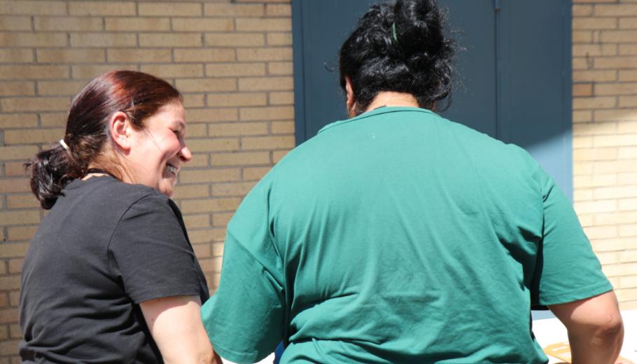 L'Amel Benmahdjoub amb una interna li explica com funciona el servei de mediació intercultural 