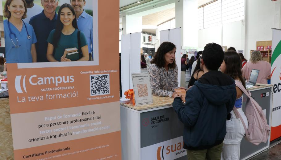 Stand de Suara al Saló de l'Ocupació con personas que piden información