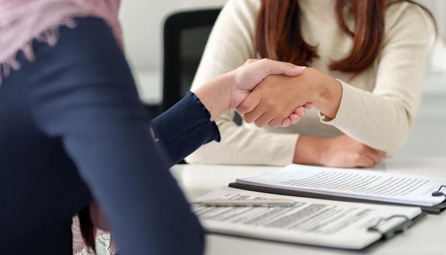 Dues persones es donen la mà com a signe de col·laboració