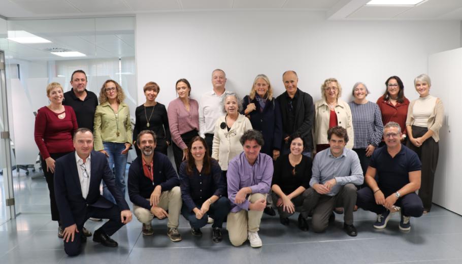 Foto de grup del Consell Assessor, la codirecció general de Suara Cooperativa, Laura Peracaula i Tomàs Llompart, i la representació de una representació de l’equip de lideratge estratègic