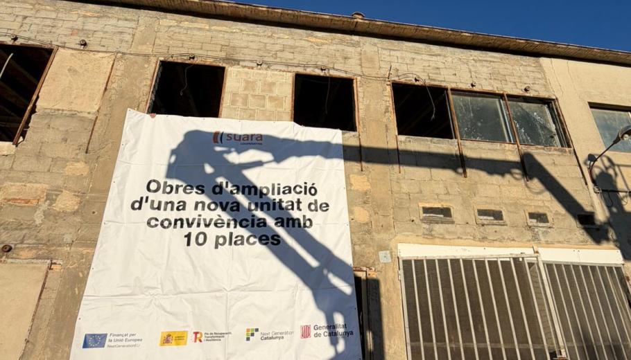 Edifici en construcció amb el cartell d'amplicació del Centre d'Acollida