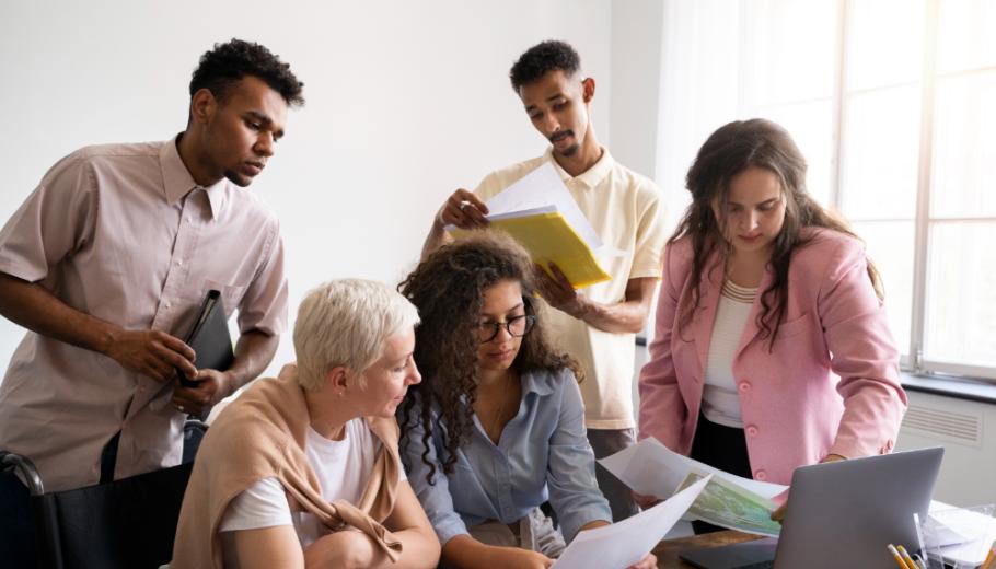 Un grup de persones diverses estan treballant juntes en una oficina