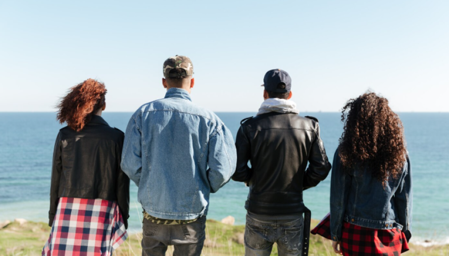 Jóvenes de espaldas mirando al mar
