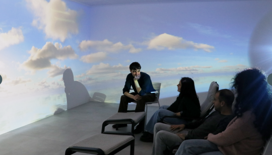 Sala de realitat immersiva con los participantes del proyecto Resilientes