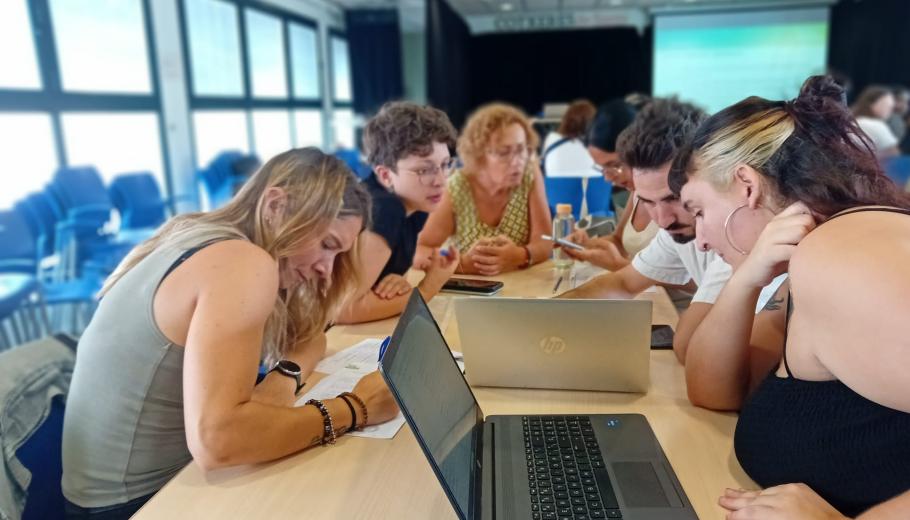 Una experta de Suara Cooperativa assessora un grup de persones del programa MAIS