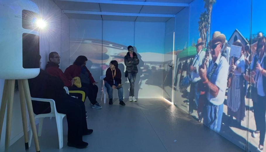 persones gaudint d un video en la sala immersiva de Suara