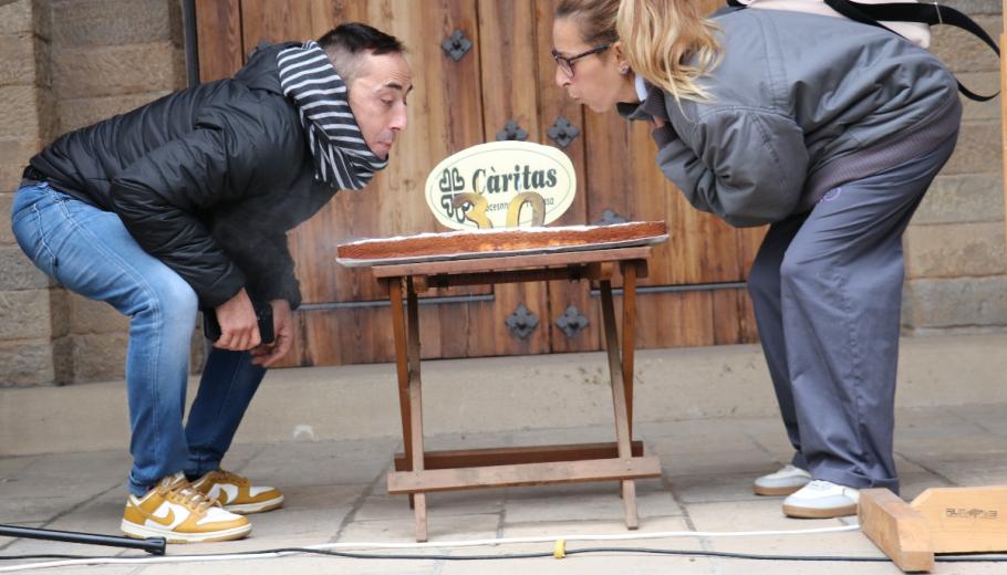 Dues persones ateses en Sara bufen les espelmes