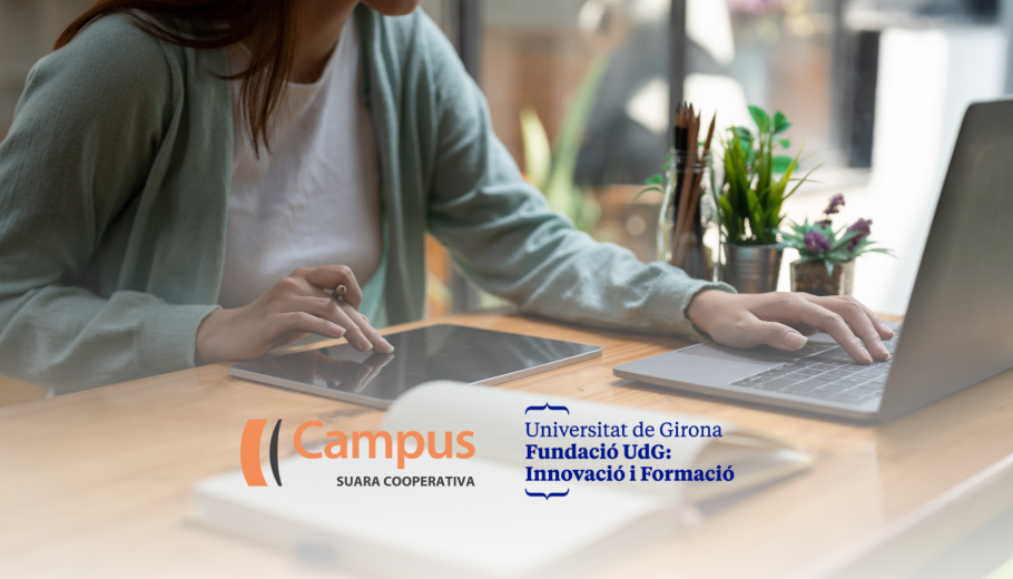 una persona realitzant una formació en línia