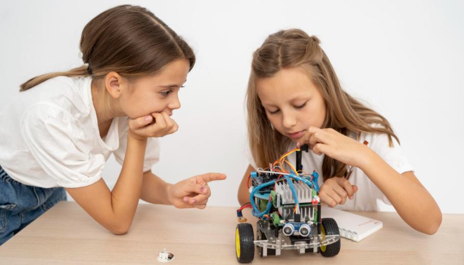 Dues noies amb un robot ede Lego