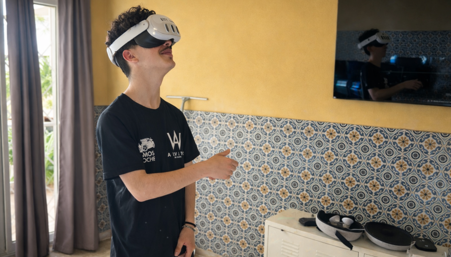 noi interactuant amb ulleres de realitat virtual