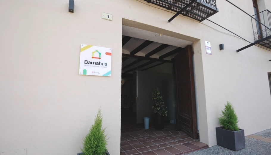 L'entrada de la Barnahus de Tortosa gestionada per Suara Cooperativa