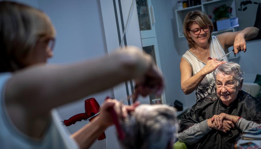 Treballadora centre residencial talla cabell dona atesa