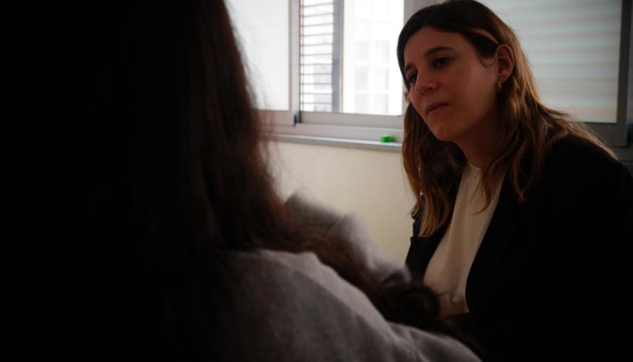 Àngela Cervantes parla  amb una dona atesa durant la seva visita a Marialar