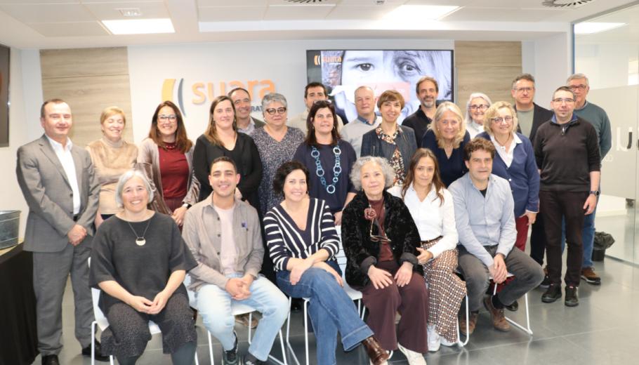 Una foto de grup del Consell Assessor amb les persones treballadores a Suara Cooperativa