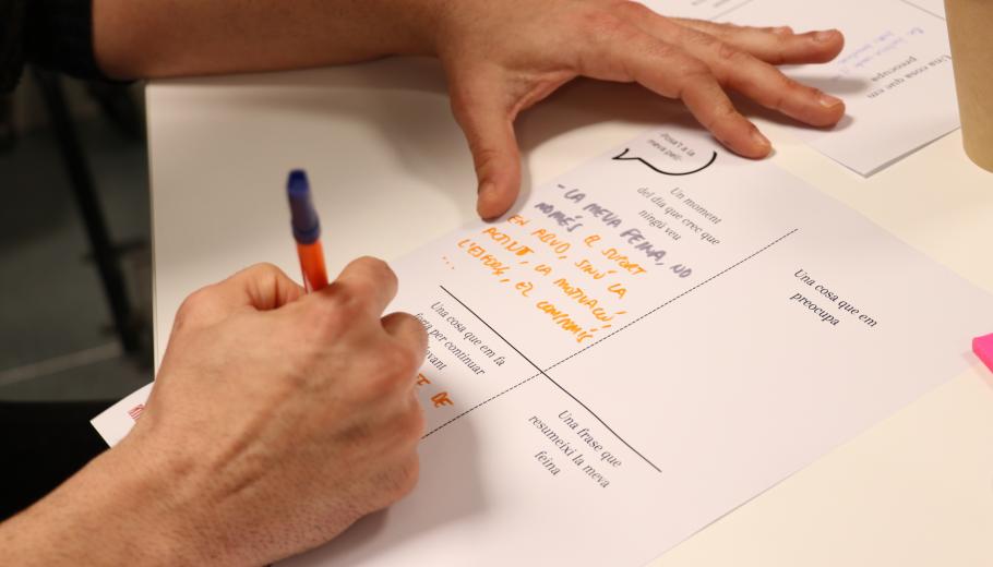 una persona escribint