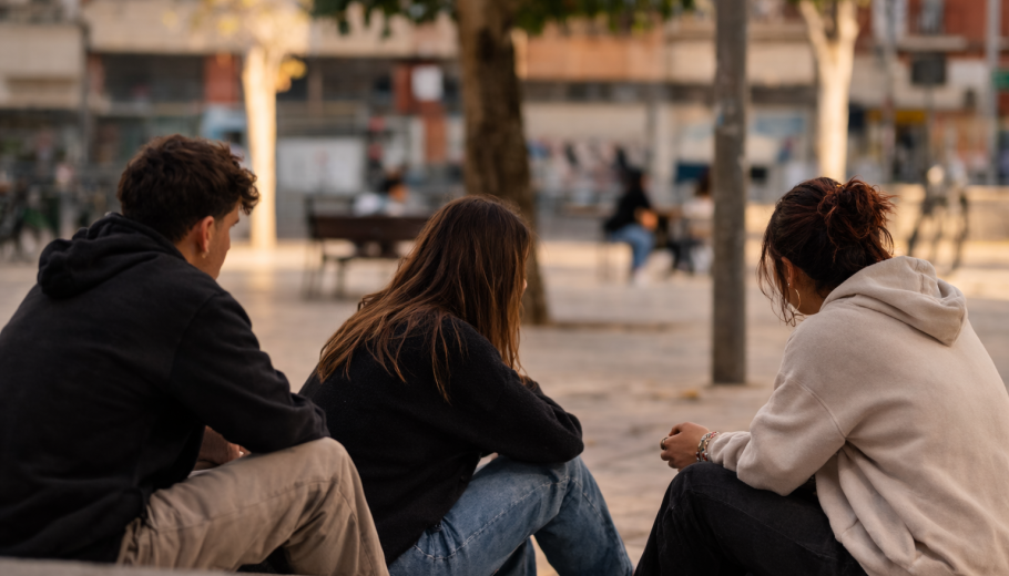 Joves extutelats de Girona participants del programa SAEJ de Suara Cooperativa treballant en el seu itinerari d'autonomia personal i emancipació.