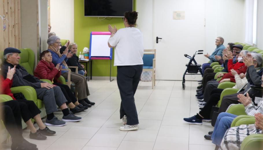 Una dona fa una activitat de dinamització en una residència per a persones grans de Suara Cooperativa