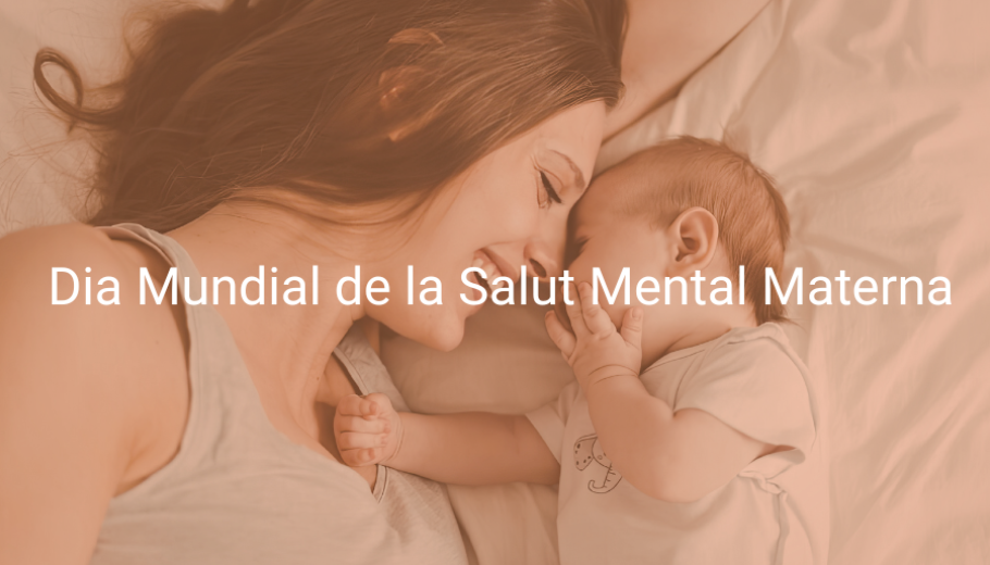 Una mare i el seu nadó estirats al llit i a sobre el text 6 de maig Dia Mundial de la Salut Mental Materna