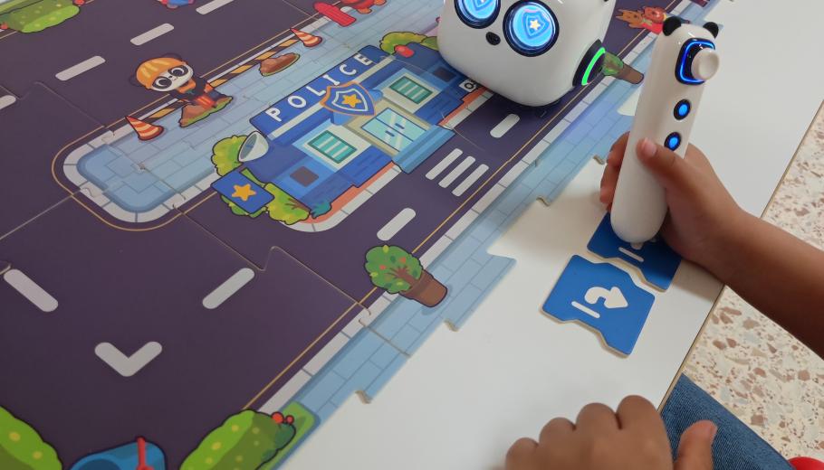 Niño con un robot educativo