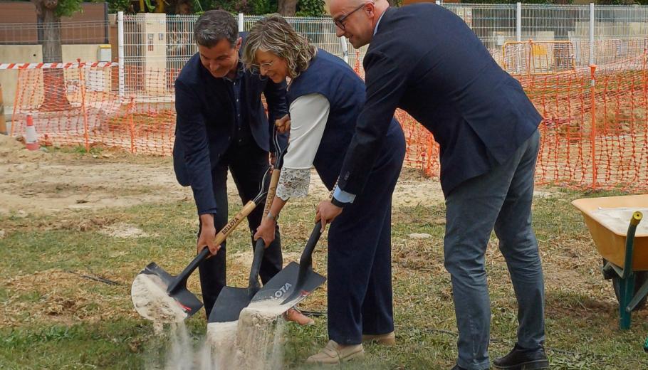 Les autoritats fan un clot per posar la primera pedra del Barnahus