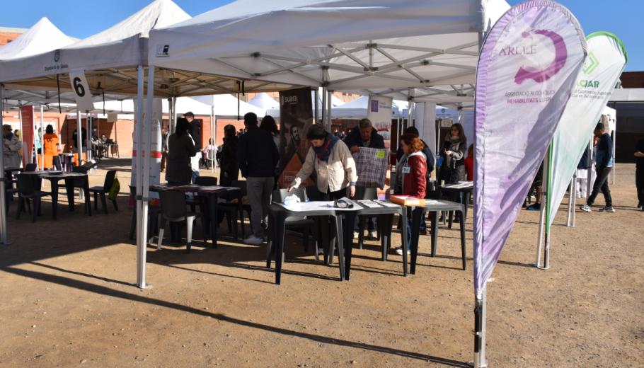Una imatge de la fira d'entitats de Ponent on es veu la parada de Suara Cooperativa juntament amb la d'altres entitats