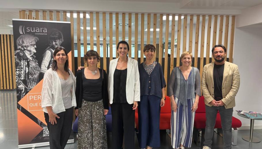 Foto institucional de Laia Arnal amb la codirecció general, Laura Peracaula, amb altres representants de Suara Cooperativa