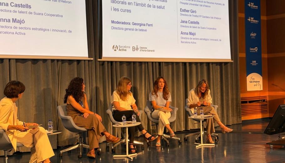 Jana Castells Guiu, directora tècnica de Talent de Suara, intervenint a la taula rodona de la jornada “Oportunitats laborals en l’àmbit de la salut i les cures”, celebrada a l’Hospital Universitari Vall d’Hebron