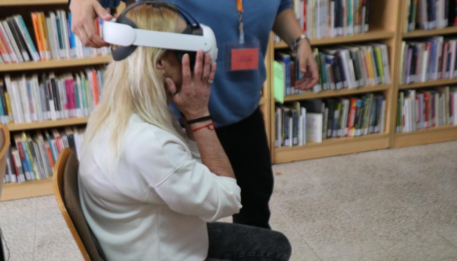 Una dona privada de llibertat en Can Brians participa en la prova pilot per millorar la convivència en centres penitenciaris amb realitat virtual
