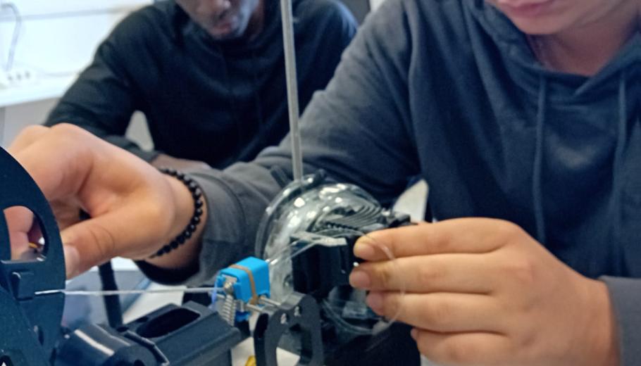 Joves fan amb ampolles reciclades filament per impressores 3D 