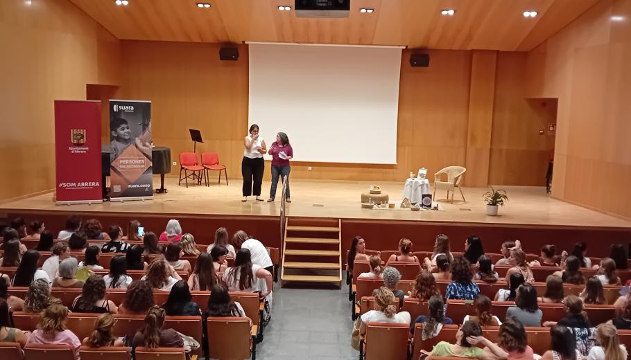 imatge del teatre d'Abrera ple de professionals de l'escoles bressol